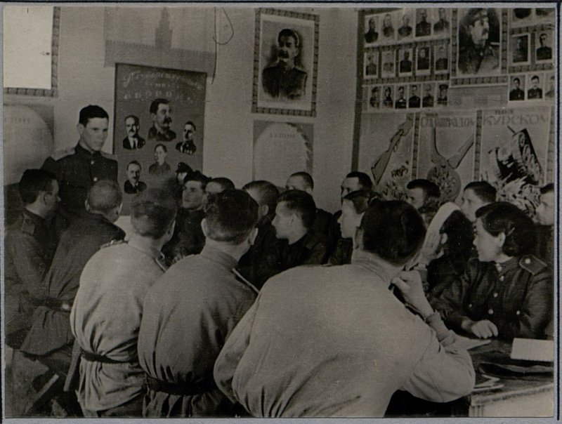 Фотография: Комсорг полка капитан Быстров проводит семинар комсоргов рот и батальонов