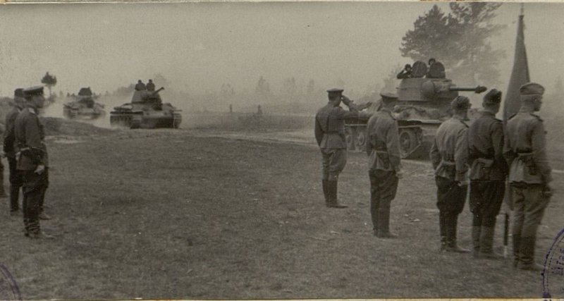 Фотография: Танки 1 танкового батальона на параде после вручения экипажам