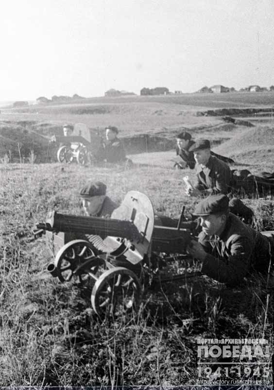 Fighters of the machine-gun unit of Vseobuch of the city of Tula during training