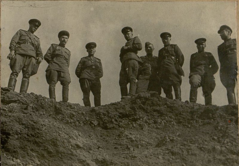 Фотография: Участники испытаний у воронки взорванног фугаса