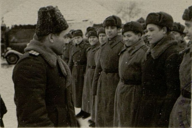 Image: Colonel Urvanov talks with the new replenishment fighters who arrived in the motorized rifle and machine gun battalion (MSPB) of the brigade
