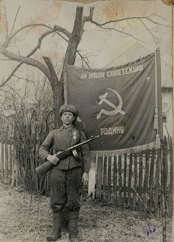Фотография: У Боевого Знамени 125 стрелкового Краснознаменного ордена Александра Невского полка - красноармеец 3-го стрелкового батальона Александр Писемский