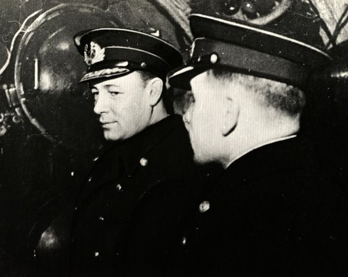 Нарком ВМФ СССР, главнокомандующий ВМФ СССР, адмирал флота Н.Г. Кузнецов (слева) и командир подводной лодки «Щ-403» Шуйский в торпедном отсеке этой лодки