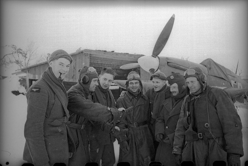 Английские и советские летчики около истребителя «Харрикейн Мк II»