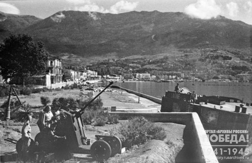 Зенитчики охраняют воздушное пространство от налетов самолетов противника. г. Ялта, 1944 г.