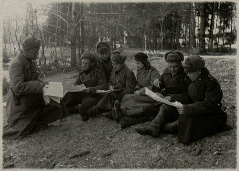 Image: Middle commanders of Major Pavlov's unit in topography classes