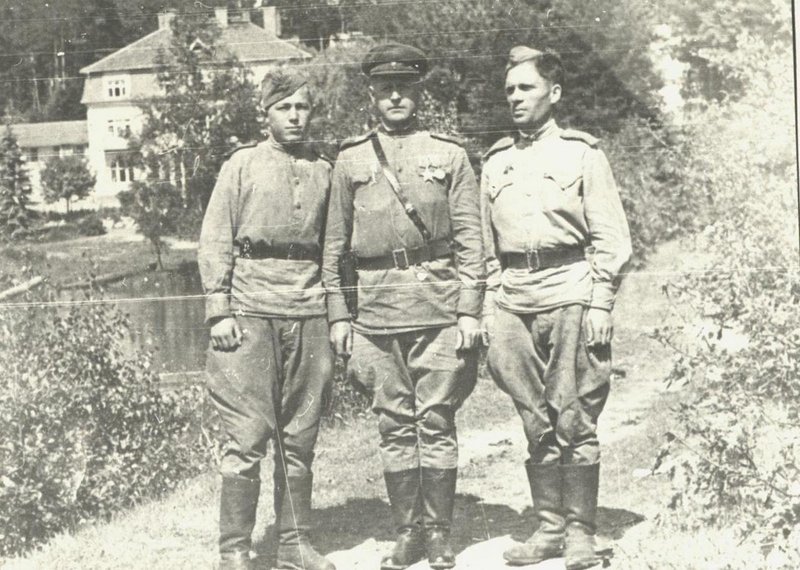 Scouts of the 69th separate motorized reconnaissance company of the 140th rifle division. In the center - Yakushev Alexander Nikolaevich, foreman