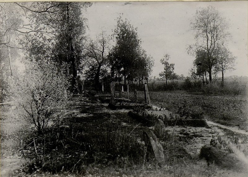 Фотография: 10 могил офицерского, сержантского и рядового состава расположены на Северо-Западной окраине городского кладбища по ул. им. 14ти партизан. Северная окраина города Слуцка
