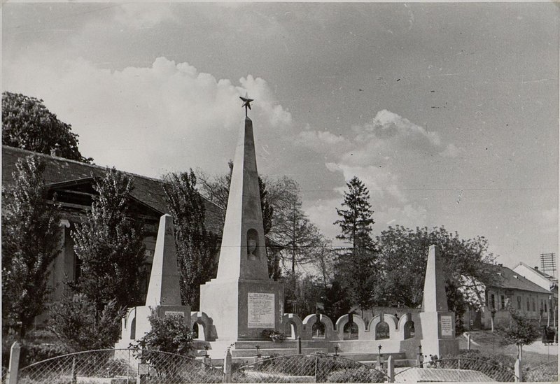 Image: Dunapentele. Military cemetery