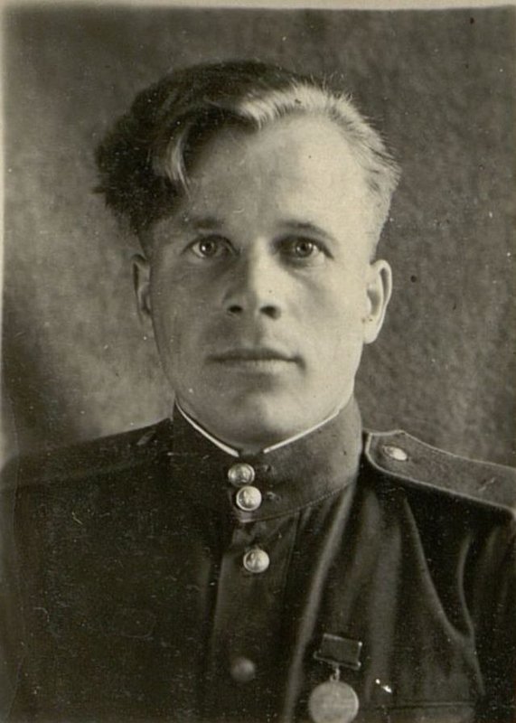 Фотография: Сварщик-ефрейтор Ложков Г.М.