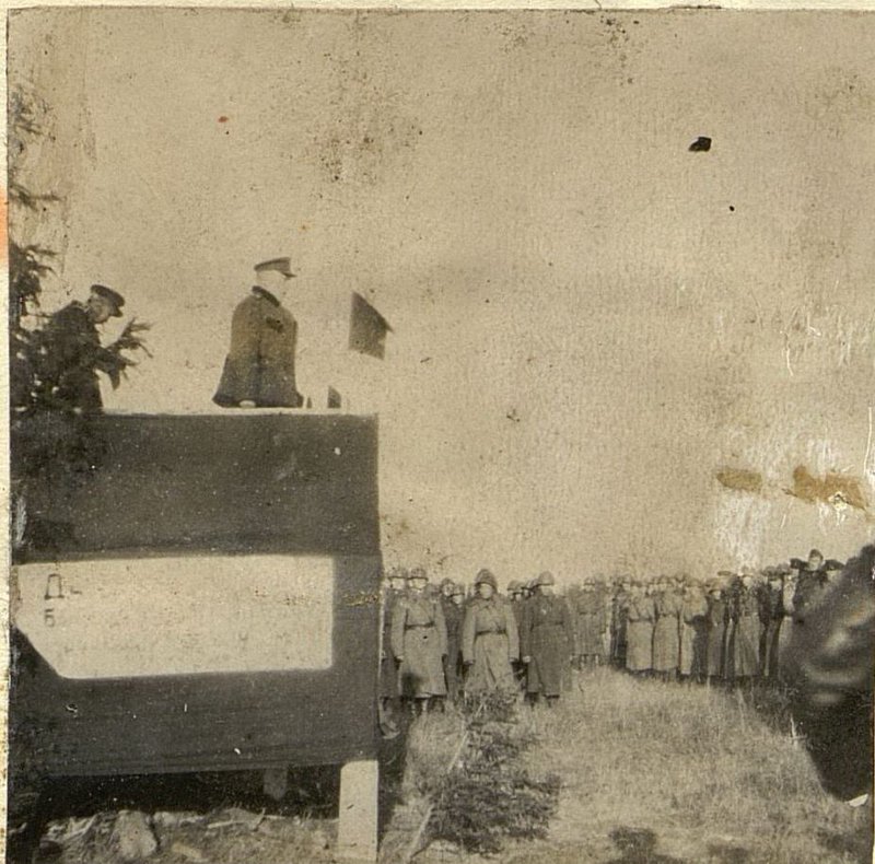 Фотография: Командир 181 стрелковый полк подполковник Войтулевич произносит речь