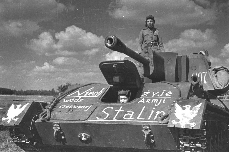 Самоходная артиллерийская установка СУ-76М советского производства на параде Войска Польского