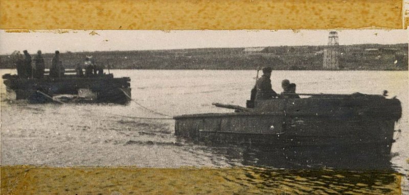 Фотография: Гвардейцы корпуса форсируют Дунай
