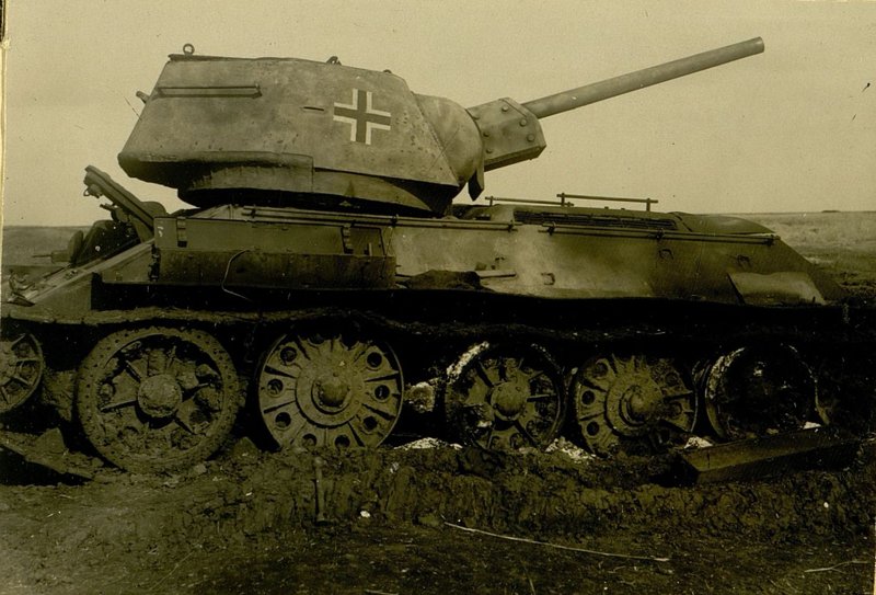 Фотография: Средний танк; подбит в районе Александровка 5.7.43 г. 4-ой батареей 753 пушечного артиллерийского полка (ПАП) 12 Артиллерийской Дивизии (АД) Резерва Главного Командования