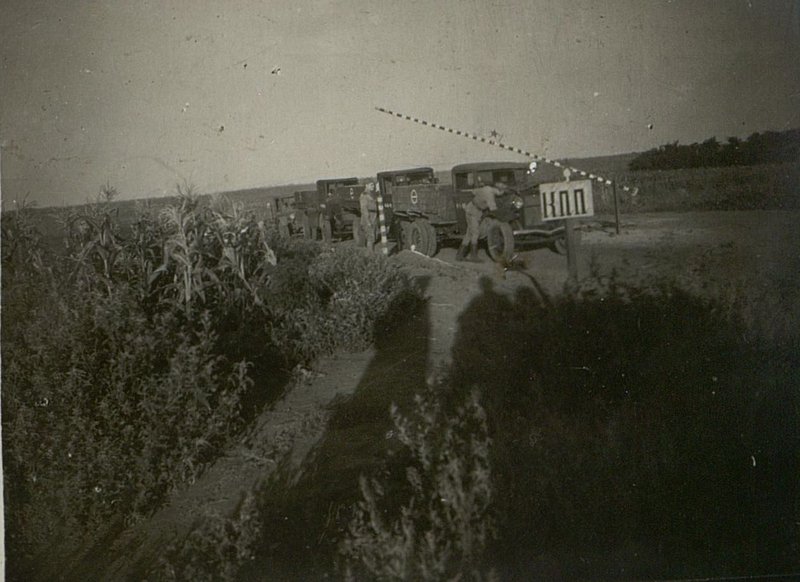 Фотография: Техосмотр автоколонны перед выходом в рейс на батальонном КПП (контрольно-пропускной пункт)