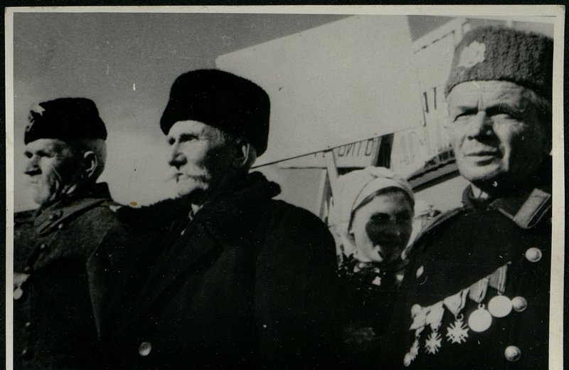 Оригинальный образ: Генерал-полковник товарищ Бюрюзов вручает ордена Советского Союза болгарским генералам и офицерам