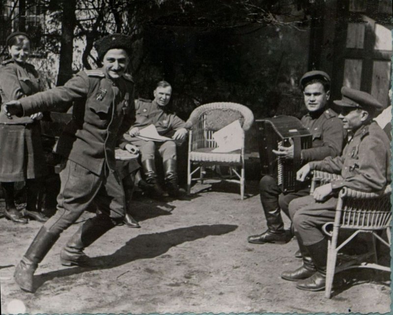 Фотография: Госпиталь легко-раненых майора Оснос. Выздоравливающие больные на отдыхе