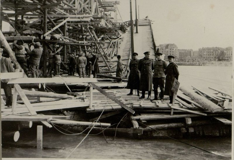 Фотография: Начальник штаба инженерных войск 2-Украинского флота полковник товарищ Зимин и начальник 25 УОС РГК генерал-майор товарищ Косенко на строительстве