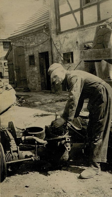 Фотография: Мастерские 451 БАО (батальона аэродромного обслуживания). Производится реставрация ведущей шестерни и приспособления заднего моста трехостной трофейной машины к бензозаправщику на шасси ЗИС-6