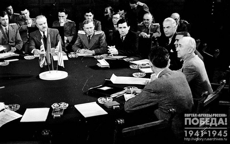 Нарком иностранных дел СССР В.М. Молотов, В.Н. Павлов, посол СССР в США А.А. Громыко, Госсекретарь США Д.Ф. Бирнс (слева направо) и др. за круглым столом на заседании министров иностранных дел в дни работы Берлинской конференции