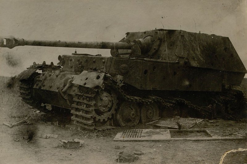 Image: Self-propelled gun "Ferdinand", knocked out at height 243.1 by the 7th battery of the 208th howitzer artillery regiment (GAP) of the 5th Artillery Division of the Reserve of the High Command. - 122 mm howitzer shell tank track on 5.7.43
