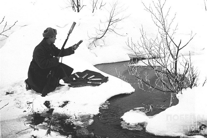 Старший лейтенант П.И. Никитин забрасывает листовки в расположение войск противника из мортирки собственной конструкции