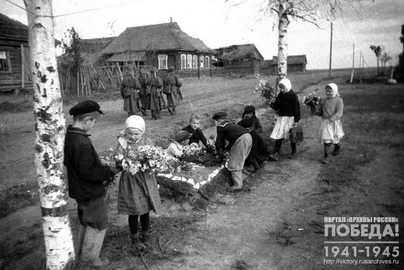 Дети освобожденного г. Ржева Калининской обл. возлагают цветы на могилы советских бойцов
