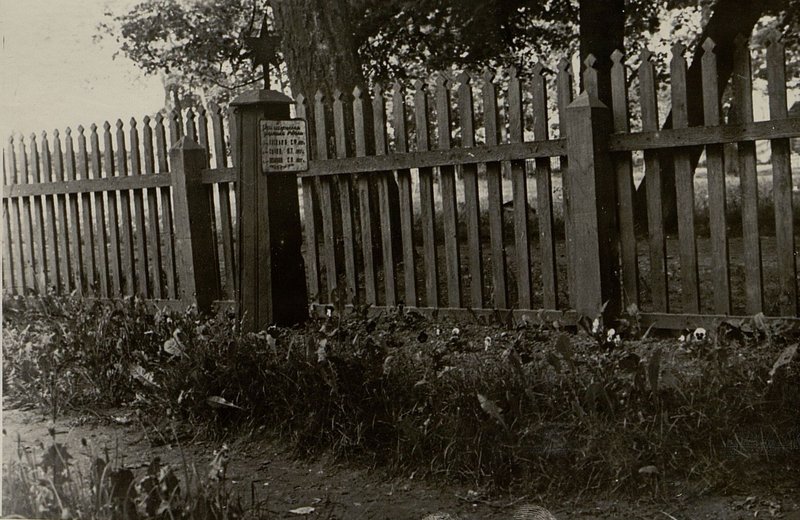 Фотография: Воинское захоронение солдат Киселева С.В., Сычева П.Т., Василенкова С.О.
