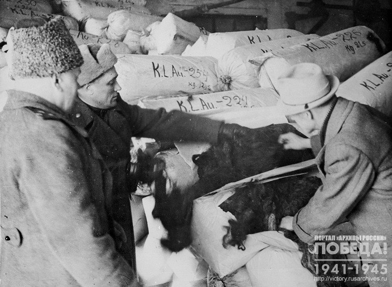 Семь тысяч килограммов женских волос со 140 тысяч женщин, убитых в концентрационном лагере Аушвиц-Беркенау и приготовленные к отправке в Германию