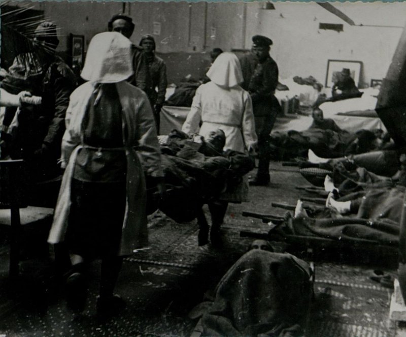 Фотография: Из сортировочной несут в операционную. (Госпиталь подполковника Шапиро)