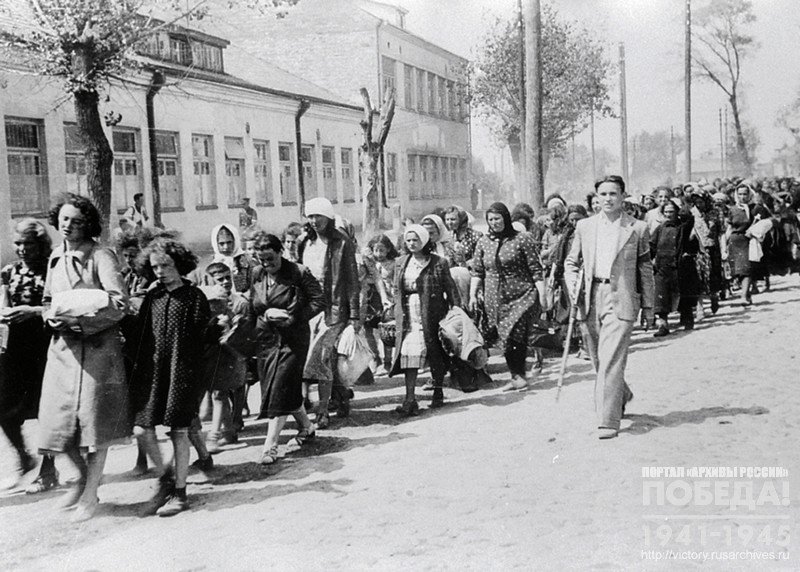 Литовский полицай конвоирует колонну женщин-евреек