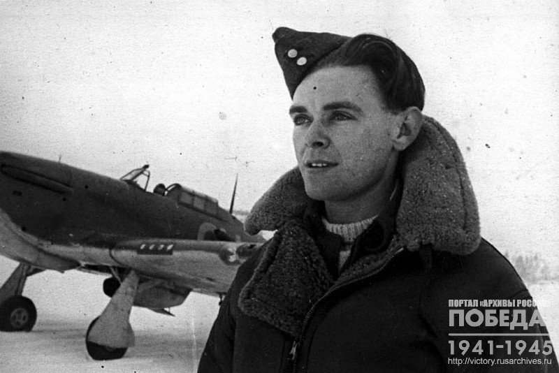 Английский летчик-истребитель сержант Хоу, сражавшийся на Северном фронте, награжденный орденом Ленина, у своего самолета