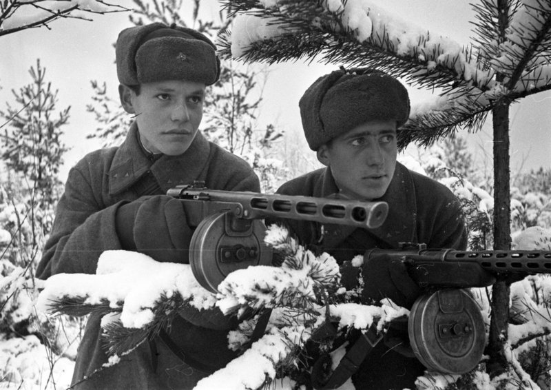Разведчики, комсомольцы- младший сержант А.И.Балыка (слева) и старший сержант М.И.Лысенко в засаде