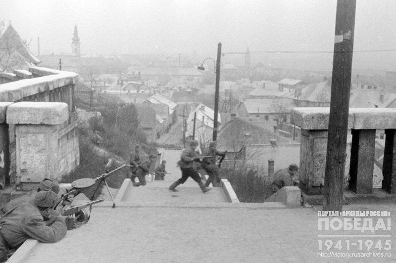 Soldiers of the 3rd Ukrainian front in one of the streets of Budapest