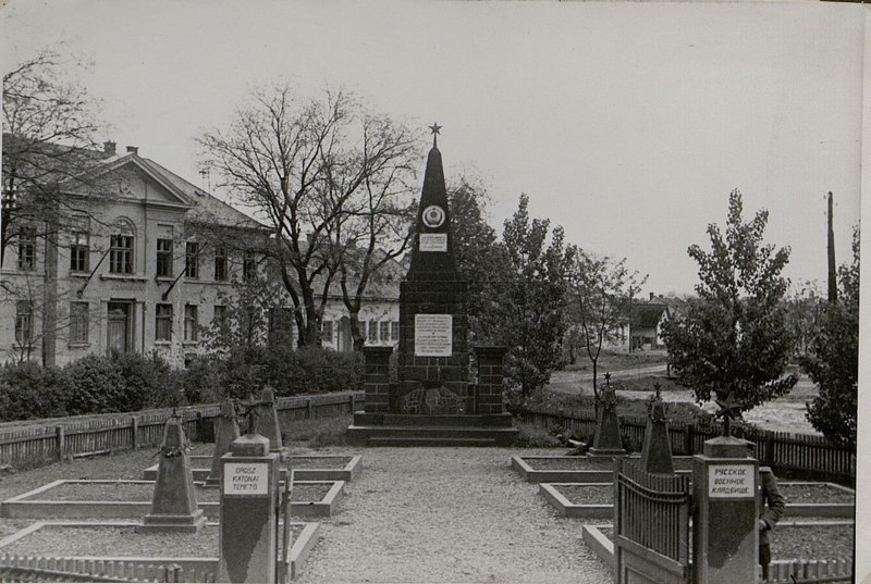 Image: City of Adon. Military cemetery