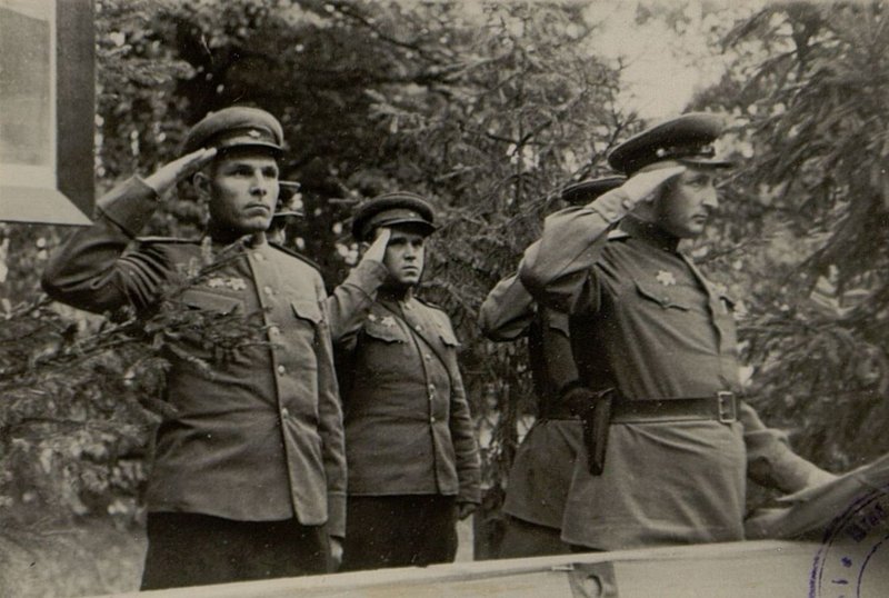 Фотография: Командование бригады на трибуне