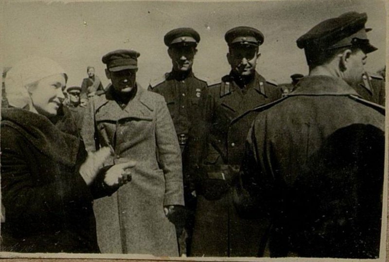 Фотография: Колхозница Старобельского района Ворошиловградской области О.Д. Ромашко вручает боевое оружие офицеру части подполковника Гавриленкова, приобретенное на средства из ее трудовых стрелкового батальонарежений и пожертвованных О.Д. Ромашко в фонд Обороны Страны в сумме 30.000 р.