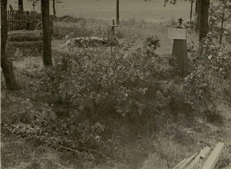 Image: Mass grave of Soviet Army soldiers who died in the battles for the liberation of Belarus in 1944 M. Dokshitsy, Polotsk region