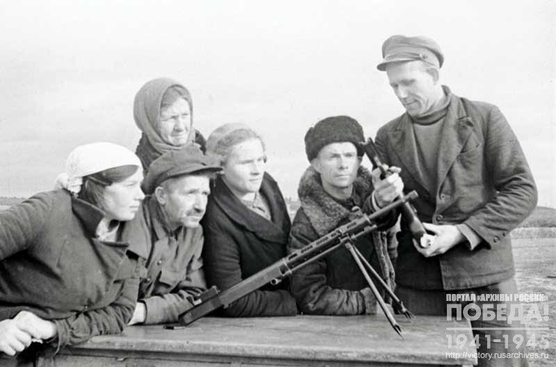 Колхозники сельхозартели «Маяк» изучают устройство ручного пулемета