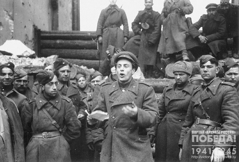 Meeting of Soviet soldiers at the Brandenburg Gate. Poet E. Dolmatovsky speaking