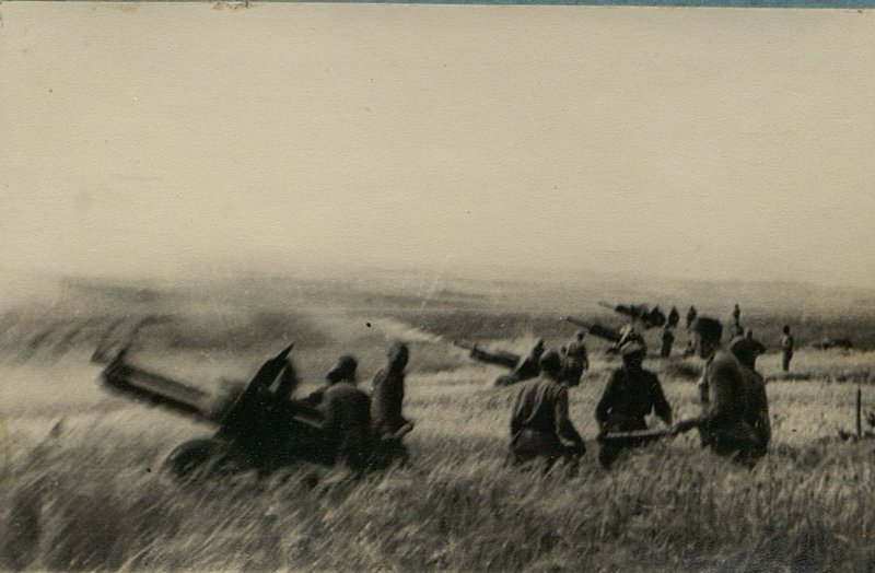Фотография: Батарея Героя Советского союза капитана А. Муравьева ведет огонь по врагу