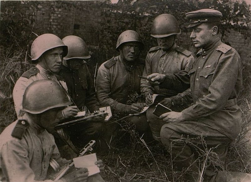Image: Meeting of the regimental communist youth union bureau before the battle