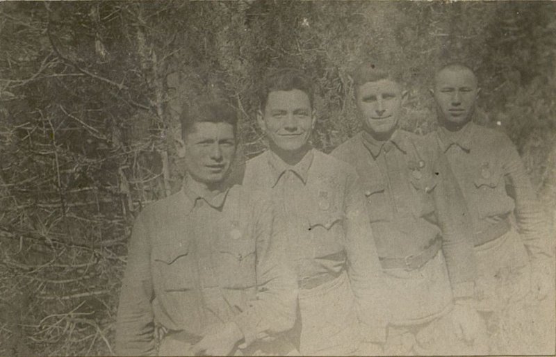 Фотография: Группа медаленосцев штабной батареи. Слева направо: ефрейтор Ломидзе, сержант Саймойлов, красноармеец Безуглый, красноармеец Евдокимов.