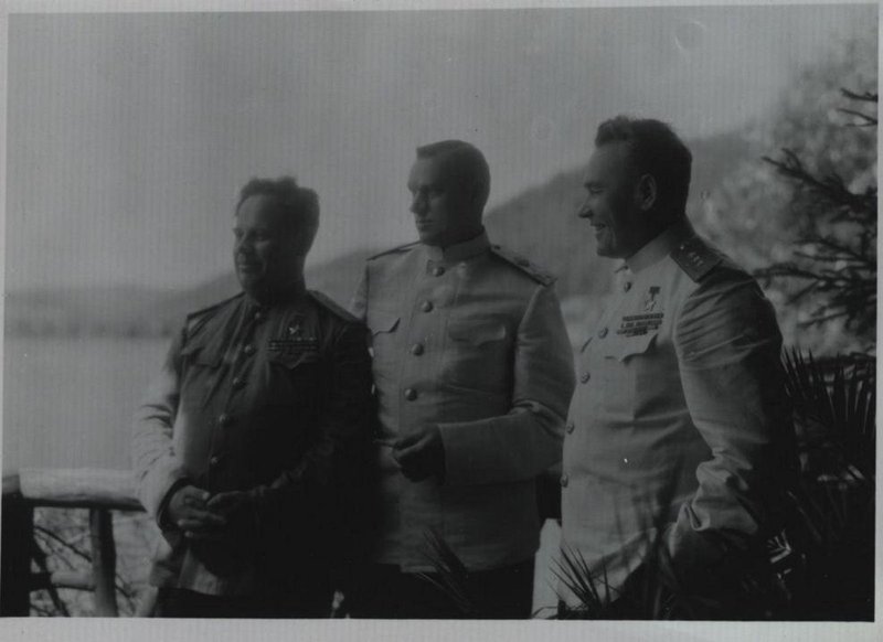 Colonel General A. Bogolyubov, Chief of Staff of the 2nd Belorussian Front, Marshal of the Soviet Union, K. Rokossovsky (center), Commander-in-chief of the 2nd Be-lorussian Front, Colonel General, K. Vershinin, Commander of the 4th Air Force Army