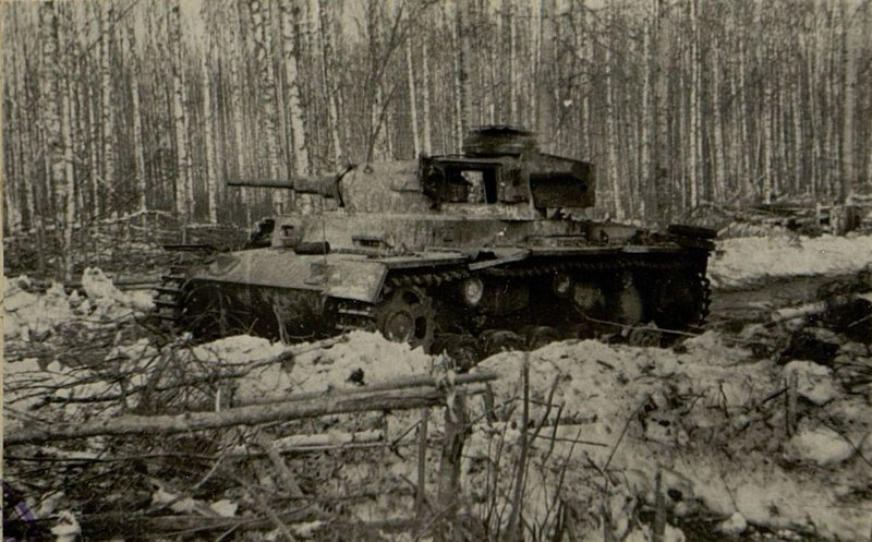 Фотография: Разбитые немецкий танк и штабная машина на перекрестке дорог