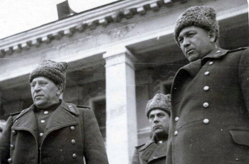 Commander of the 2nd Far Eastern Front, General of Army M. Purkaev (left) and the commander of the 56th Rifle Сorps, General A. Dyakonov