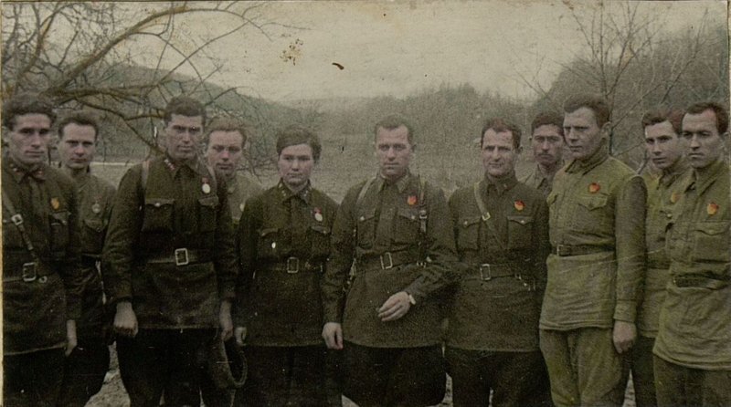 Фотография: Командир полка майор Ахтырченко П.Г. среди награжденных орденами и медалями СССР. Слева направо: Старший лейтенант Тычук; сержант Кабанов; Старший лейтенант Запорожец; красноармеец Кучин; военфельдшер Митькова; майор Ахтырченко; капитан Даведянц; серж. Кочкаров; сержант Бессарабов; старший сержант Никитин; замполитрука Сирко.