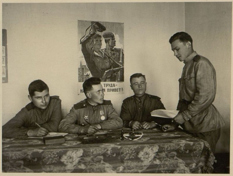 Фотография: Заседание комсомольского бюро