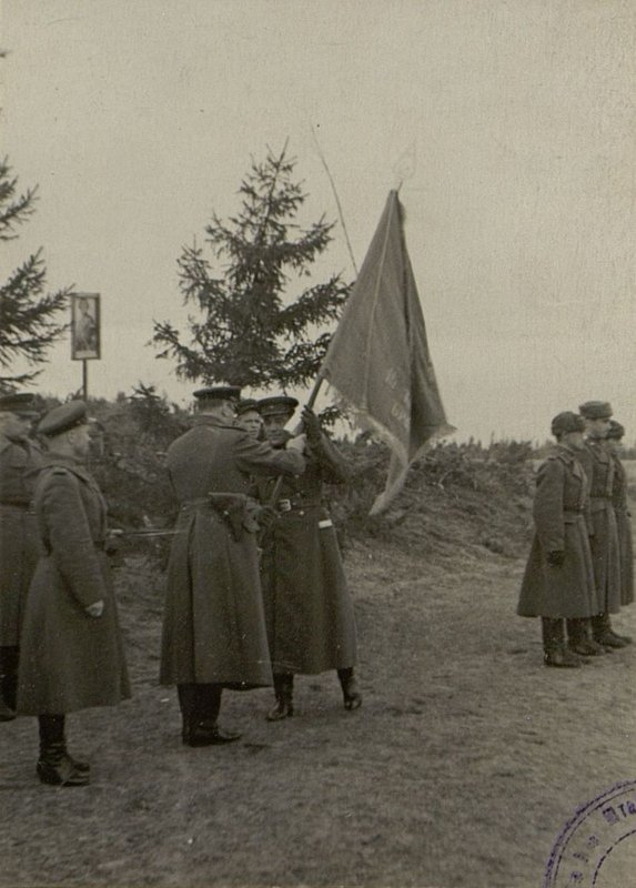 Фотография: Генерал Майор Колосов вручает Красное Знамя командиру бригады полковнику Урванову