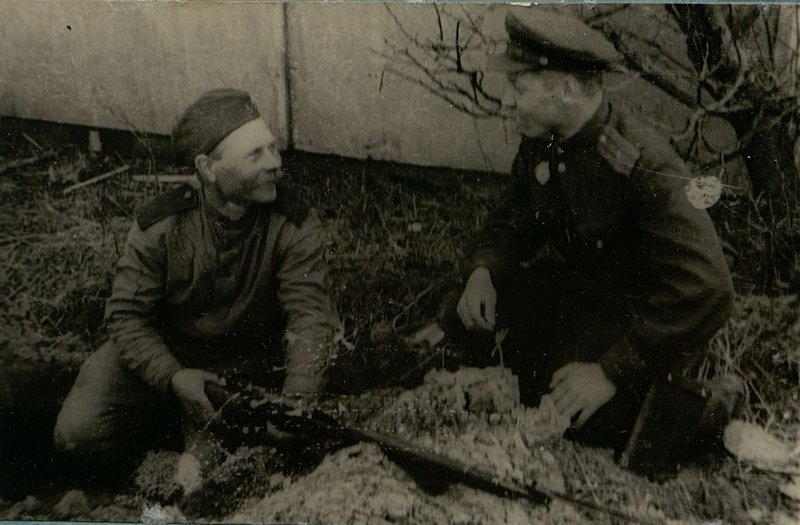 Фотография: Бывалый солдат беседует с комбатом после боя